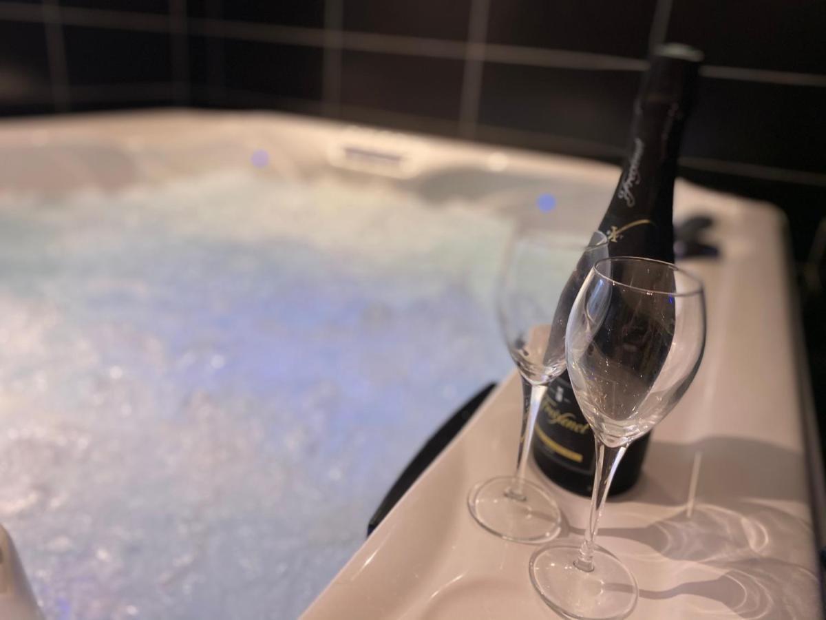 Escapade Romantique - Jacuzzi Et Parking Prive - 002 Rouen Exterior foto
