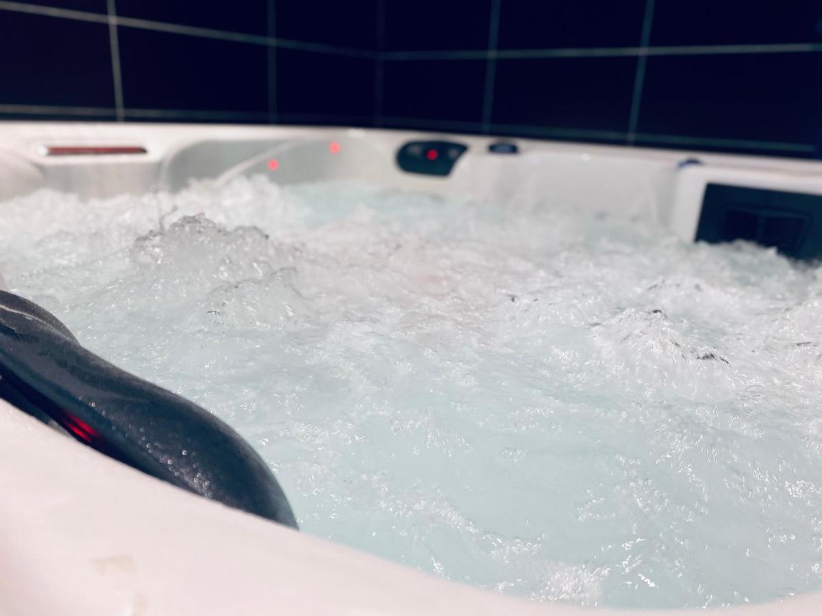 Escapade Romantique - Jacuzzi Et Parking Prive - 002 Rouen Exterior foto
