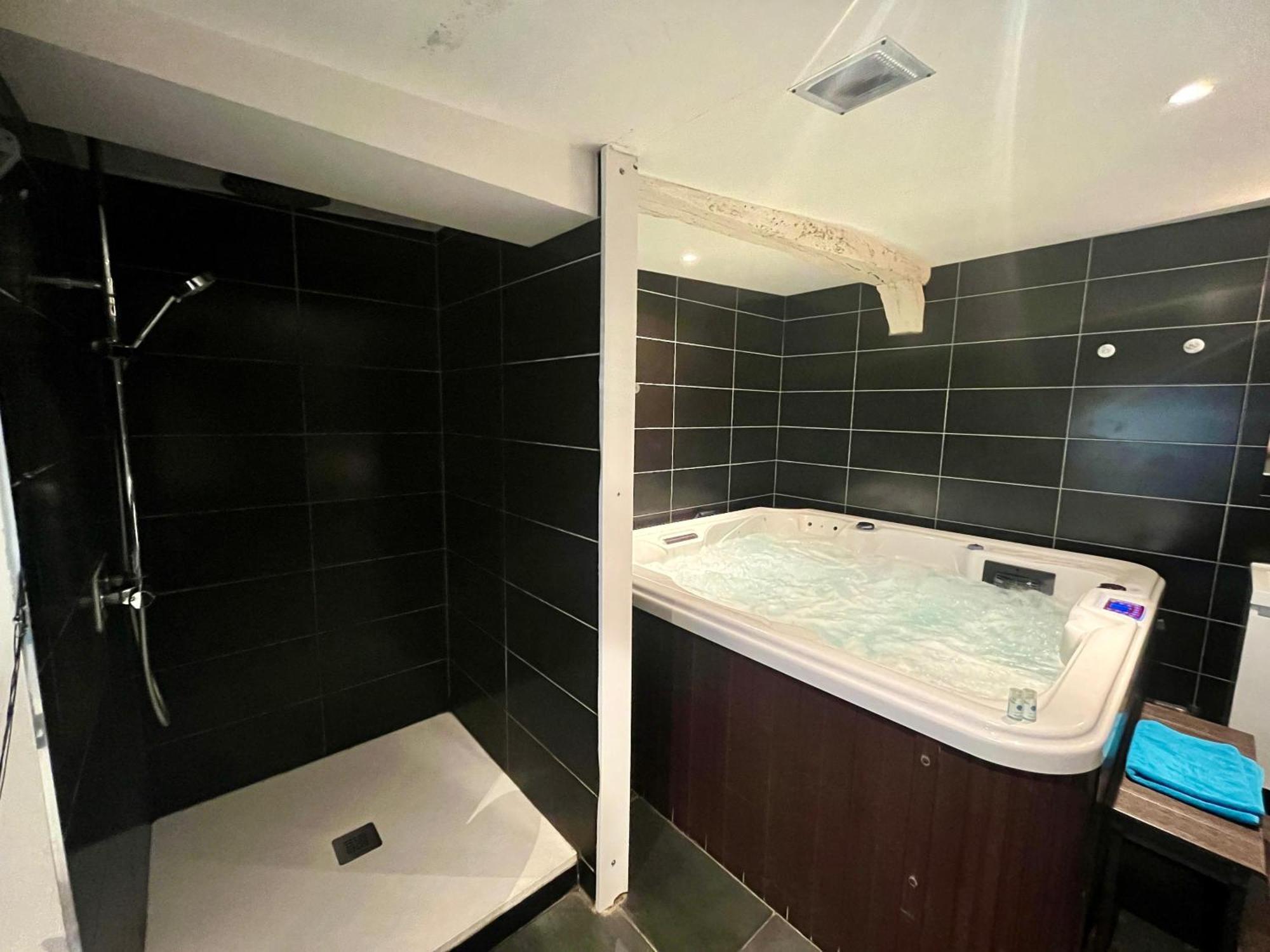 Escapade Romantique - Jacuzzi Et Parking Prive - 002 Rouen Exterior foto